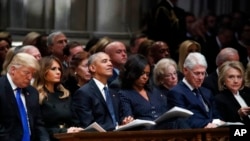 Aktuelni predsednik Donald Tramp i bivši predsednici Barak Obama i Bil Klinton sa prvim damama na memorijalnoj službi u Nacionalnoj katedrali