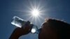 ARCHIVO - Un niño bebe agua de una botella bajo un sol abrasador en Los Ángeles, California, el 30 de agosto de 2022.