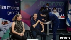 Presiden Israel Isaac Herzog menerima dosis ketiga vaksin COVID-19 di rumah sakit Sheba, kota Ramat Gan, Israel (foto: dok). 