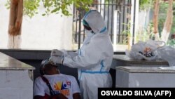 Profissional de saúde faz teste a taxista de Covid-19, Cazenga, Luanda, Angola. 31 agosto 2020