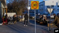 Restoran dan sejumlah bisnis di Reykjavik, Islandia mulai buka kembali. 