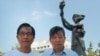 支聯會主席李卓人與副主席麥海華到民主女神像前獻花