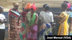 Familiares junto do Hospital Provincial de Cabinda