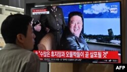 30일 서울역에서 시민들이 북한의 단거리 탄도미사일 발사 뉴스를 시청하고 있다.