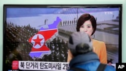 미한 연합훈련이 시작된 2일 북한이 탄도미사일을 발사한 가운데 한국 서울역에서 시민들이 TV 뉴스를 시청하고 있다.