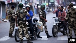 Petugas keamanan menanyai pengendara motor di Jammu, India, 5 Agustus 2019. (Foto: dok).