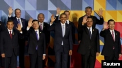 U.S. President Barack Obama (C) and other leaders of the 21-member Asia-Pacific Economic Cooperation (APEC) summit wave to the media after an official "family photo" in Manila, Nov. 19, 2015. 
