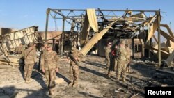 Tentara AS memeriksa pangkalan militer Ain al-Asad di provinsi Anbar, Irak, yang terkena misil Iran, 13 Januari 2020. (Foto: dok).