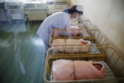 북한 평양의 '평양산원'에서 간호사가 신생아들을 돌보고 있다.
