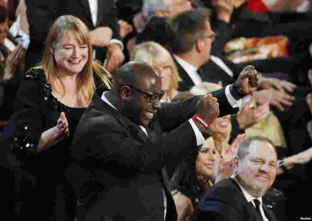 Steve McQueen, sutradara dan produser "12 Years A Slave", setelah filmnya meraih penghargaan film terbaik pada Academy Awards ke-86. (Reuters/Lucy Nicholson)