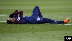 Pemain klub Paris-Saint Germain, Neymar, tergeletak di lapangan dalam laga antara Paris Saint-Germain dan Marseille, di Parc de Princes, Paris 25 Februari 2018. 