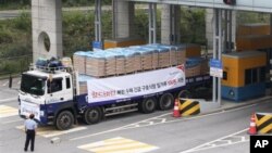 지난해 9월 한국의 국제 구호단체 '월드비전'의 대북 수해지원 밀가루가 북한으로 향하고 있다. (자료사진)