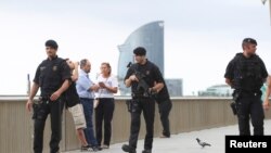 Polícia espanhola patrulha a praia La Barceloneta em Barcelona, Espanha, Agosto 19, 2017