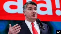 Zoran Milanovic, Presiden Kroasia, menyampaikan pidato kemenangannya pada pemilu Kroasia 2020, dalam sebuah acara di Zagreb, pada 5 Januari 2020. (Foto: AP/Darko Bandic)