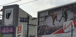 Reklame produk rokok terpajang di dekat salah satu sekolah SMK di Solo, Rabu, 20 November 2019. (Foto : VOA/Yudha)
