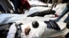 Para pelayat menghadiri pemakaman jurnalis Palestina Adel Zourob yang tewas terbunuh dalam serangan udara Israel di Rafah, pada 19 Desember 2023. (Foto: Reuters/Ibraheem Abu Mustafa)