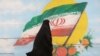 Foto ilustrasi yang menunjukkan seorang perempuan berjalan di sebuah area di Teheran pada 6 Desember 2022 setelah unit polisi moral di negara tersebut dibubarkan. (Foto: Majid Asgaripour/WANA (West Asia News Agency) via Reuters)