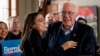 Senator Berni Sanders i članica Predstavničkog doma Aleksandrija Okasio-Kortez razgovaraju sa biračima u gradu Peri u Ajovi 26. januara 2020. 