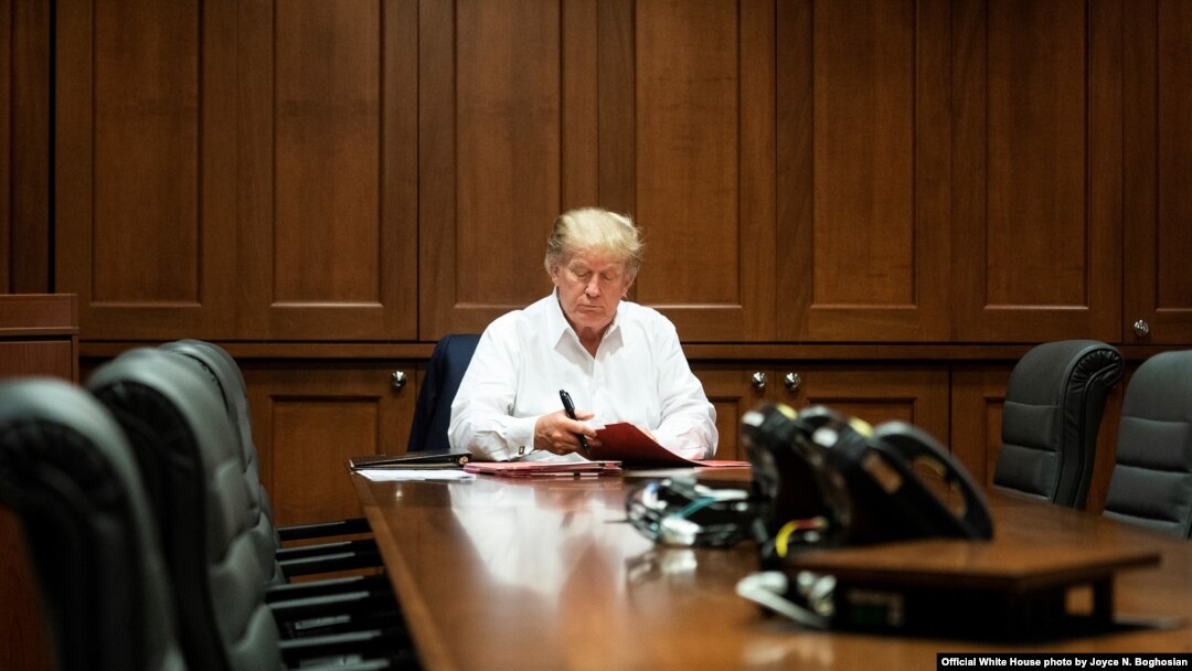 Walter Reed စစ်ဆေးရုံကနေ အလုပ်လုပ်နေတဲ့ သမ္မတ Trump. (အောက်တိုဘာ ၃၊ ၂၀၂၀)