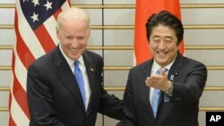 拜登與日本首相安倍晉三