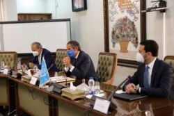 Rafael Mariano Grossi, Dirjen Badan Tenaga Atom Internasional/IAEA (tengah), dalam pertemuan dengan Kepala Organisasi Tenaga Atom Iran, Mohammad Eslami, di Teheran, Iran, 12 September 2021.
