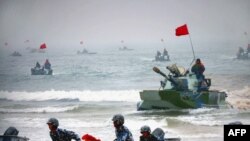 資料照：中國兩棲坦克與士兵參加在山東舉行的登陸軍演。 （2005年8月24日）