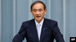 Sekretaris Kabinet Yoshihide Suga berbicara dalam konferensi pers di kediaman resmi perdana menteri, di Tokyo, 3 Agustus 2017.