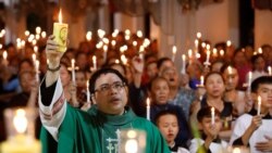 Masyarakat Vietnam di provinsi Nghe An mengadakan misa untuk mendoakan 39 korban yang meninggal dalam truk di dekat London (26/10).