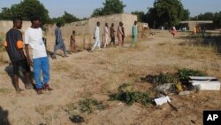 Arhiva - Policija na mestu jednog od ranijih napada bombaša samoubica u Maiduguriju, Nigerija, 16. novembra 2017.