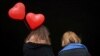 El Día de San Valentín se celebra alrededor de todo el mundo, incluso en una ciudad como Kiev, en medio de la guerra. En la imagen, dos mujeres caminan y una de ellas lleva globos en forma de corazones el 14 de febrero de 2023.