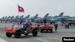 台灣總統蔡英文11月18日在校閱空軍首批64架升級的F-16V戰機。
