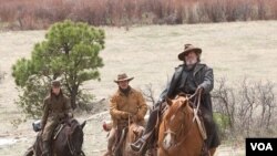 Hailee Steinfeld (Mattie Ross), Matt Damon (LaBeouf), dan Jeff Bridges (Rooster Cogburn) dalam'True Grit' versi Coen bersaudara.