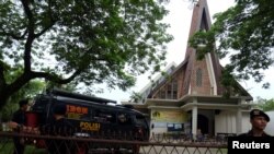 Polisi berjaga-jaga di luar Gereja Katolik St. Joseph di Medan. (Foto: Ilustrasi)