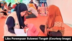 Kegiatan Outreach oleh Tenda Ramah Perempuan untuk mendata kebutuhan dan permasalahan yang dialami oleh perempuan di lokasi pengungsian Pantoloan Ova, Kecamatan Palu Utara, Sulawesi Tengah. (Foto : Libu Perempuan Sulawesi Tengah)
