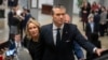 Pete Hegseth, apontado para secretário da Defesa, e a esposa Jennifer Rauchet, chegam ao Capitólio, Washington, 4 dezembro 2024