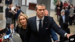 Pete Hegseth, apontado para secretário da Defesa, e a esposa Jennifer Rauchet, chegam ao Capitólio, Washington, 4 dezembro 2024