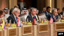 Menlu AS Antony Blinken (tengah) menghadiri sesi pleno selama konferensi kemanusiaan mendesak untuk Gaza", di Laut Mati di Yordania hari Selasa, 11 Juni 2024.