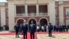 Shugaban kasar Amurka Joe Biden (hagu) ya gana da takwaransa na Angola Joao Lourenco a fadarsa dake birnin Luanda.