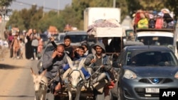 Orang-orang Palestina membawa barang bawaan mereka untuk meninggalkan Gaza dan pindah ke selatan menjelang serangan darat oleh Israel terhadap posisi Hamas di Kota Gaza, Jumat, 13 Oktober 2023. (Foto: (Photo by Mahmud Hams/ AFP)
