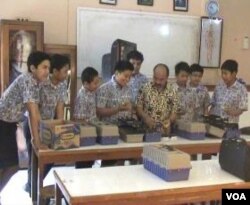 Tim Robotik siswa-siswa SMP Negeri 7 Bandung.
