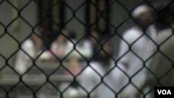 Para tahanan di penjara militer Amerika di Teluk Guantanamo, Kuba.