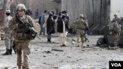Pasukan Afghanistan dan koalisi siaga di lokasi serangan bunuh diri di Kandahar yang menewaskan seorang polisi (20/2).