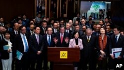 Presiden Dewan Legislatif Andrew Leung, tengah, dan anggota parlemen menghadiri konferensi pers menyusul disahkannya undang-undang Pasal 23 Undang-Undang Dasar di Dewan Legislatif di Hong Kong, Selasa, 19 Maret 2024. (Foto: AP)