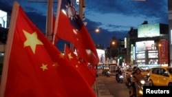 2016年5月14日，台湾台北，在当选总统蔡英文就职仪式的几天前，在一场呼吁和平统一的集会中，中华人民共和国国旗和中华民国国旗并立。