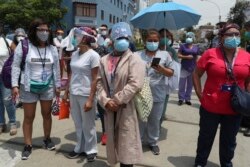 Petugas medis berdiri di luar Rumah Sakit umum Rebagliati, di Lima, Peru, untuk memperoleh vaksinasi Sinopharm China, 15 Februari 2021. (Foto: dok).