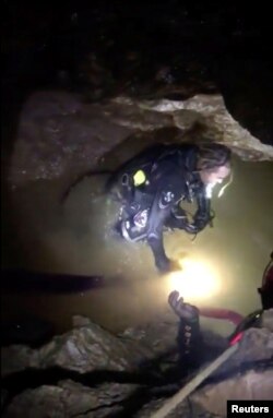 Spasioci iz Ruamkatanju fondacije u akciji u Tam Luang kompleksu pećina, gde su zarobljeni dečaci i njihov trener, na fotografiji napravljenoj od video snimka napravljenog 7. jula 2018.