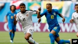 udbaler Brazila Nejmar (desno) u duelu sa Johanom Vanegasom iz Kostarike (Foto: AP/Alastair Grant)