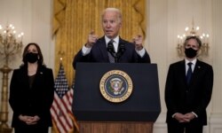 Presiden Joe Biden memberi penjelasan didampingi Wapres Kamala Harris dan Menlu Antony Blinken di Gedung Putih (20/8).