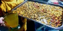 Contoh minuman mengandung curcumin yang terbuat dari tanaman obat herbal Indonesia, yang mampu menangkal virus korona (Foto: VOA/ Petrus Riski)