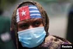 Seorang aktivis Papua mengenakan bandana dalam unjuk rasa terkait referendum di luar kompleks Monumen Nasional di Jakarta, 1 Desember 2021. (Photo: REUTERS/Willy Kurniawan)